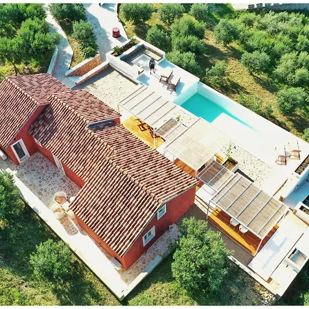 Villa Modern Mediterranean Oasis - 